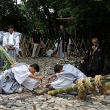 「近江中山の芋競べ祭り」西が勝ち！